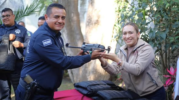 La presidenta Tania Valdez Cuellar entregó equipamiento a elementos de Seguridad Pública Municipal
