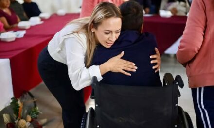 Alcaldesa de Tepeji entrega tarjetas bancarias a pacientes de insuficiencia renal crónica