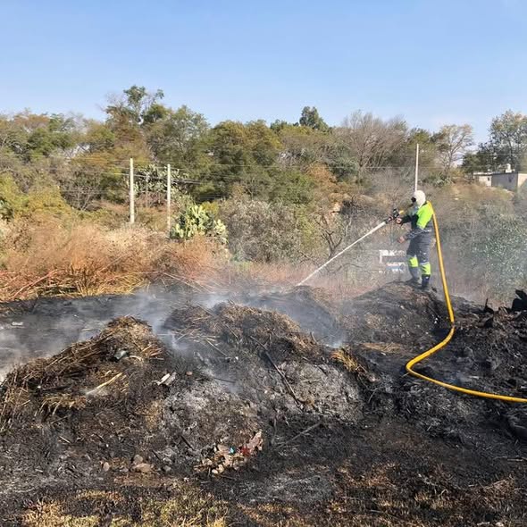 Bomberos de Tepeji del Río sofocan dos incendios de pastos secos