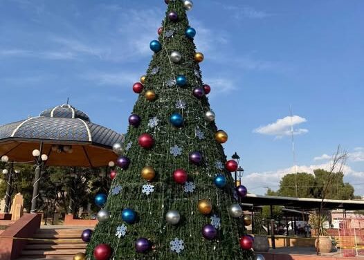 Todo listo para el encendido del árbol navideño en Atotonilco de Tula