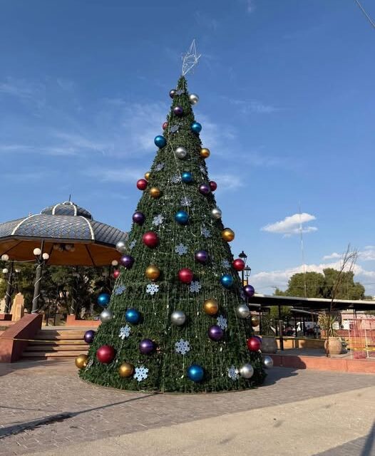 Todo listo para el encendido del árbol navideño en Atotonilco de Tula