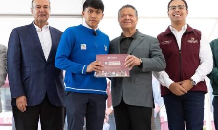 Julio Menchaca entrega 10 mil tabletas a estudiantes de nivel media superior