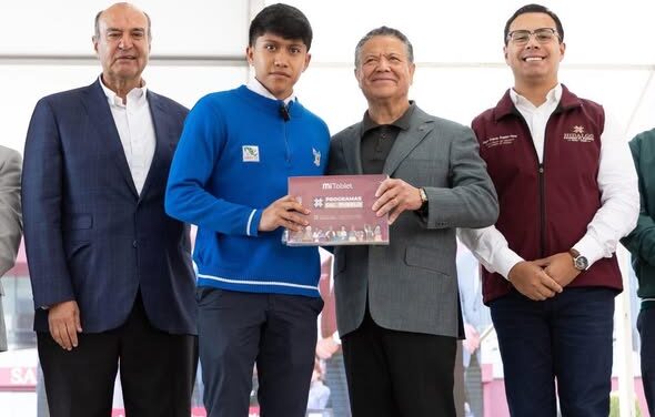 Julio Menchaca entrega 10 mil tabletas a estudiantes de nivel media superior