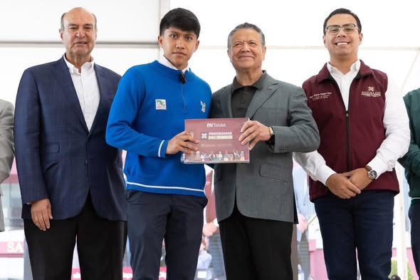 Julio Menchaca entrega 10 mil tabletas a estudiantes de nivel media superior