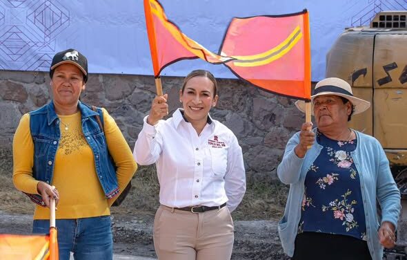 Inician trabajos de construcción de pavimento hidráulico en la calle Laureles de la localidad de Santa María Quelites
