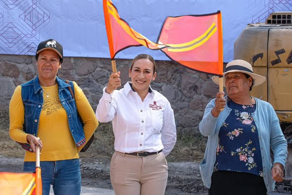 Inician trabajos de construcción de pavimento hidráulico en la calle Laureles de la localidad de Santa María Quelites