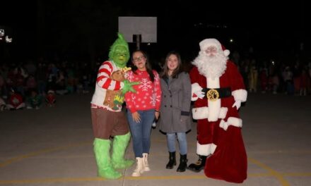 Familias atotonilquenses disfrutaron del Encendido del Árbol Navideño
