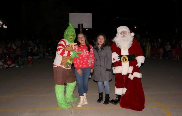 Familias atotonilquenses disfrutaron del Encendido del Árbol Navideño