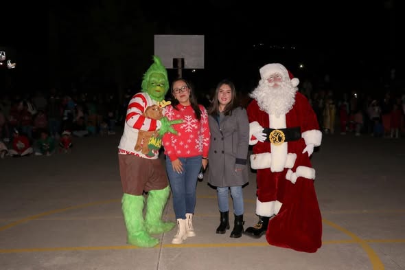 Familias atotonilquenses disfrutaron del Encendido del Árbol Navideño