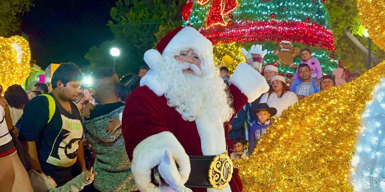 Familias de Tula de Allende disfrutaron del encendido del árbol navideño