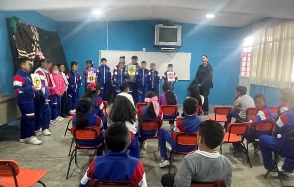 «Un día con mi amigo policía» llegó a la Escuela Primaria Ignacio Zaragoza en San José Acoculco