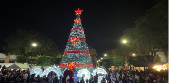 Encendido del árbol navideño en Tepeji del Río