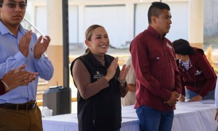 Tania Valdez encabeza entrega de cobijas en Santigo Tlaltepoxco