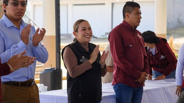 Tania Valdez encabeza entrega de cobijas en Santigo Tlaltepoxco