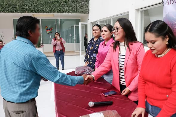 Entregan apoyos del programa «Abriga a un Amigo» en Atotonilco de Tula
