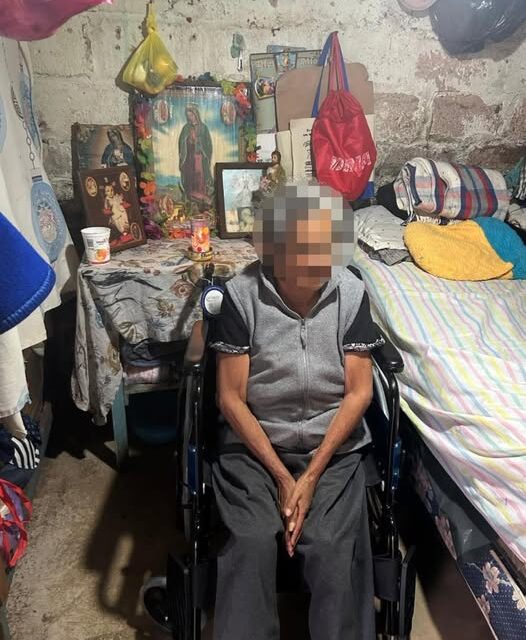 Entegan sillas de ruedas a familias de la colonia 16 de Enero en Tula de Allende