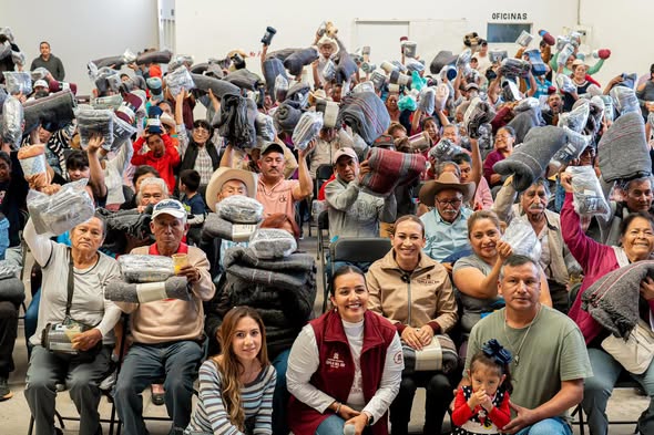 Entregan 250 kits invernales a vecinos de Santa María Magdalena