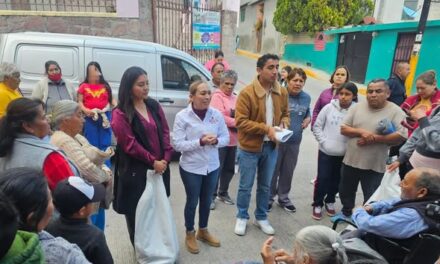 Entregan cobijas a vecinos de la colonia Noxtongo