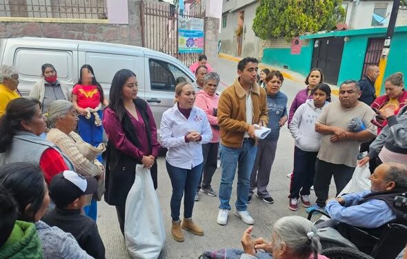 Entregan cobijas a vecinos de la colonia Noxtongo