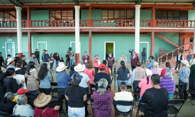 Menchaca refuerza la reconstrucción en Lolotla con obras y programas sociales
