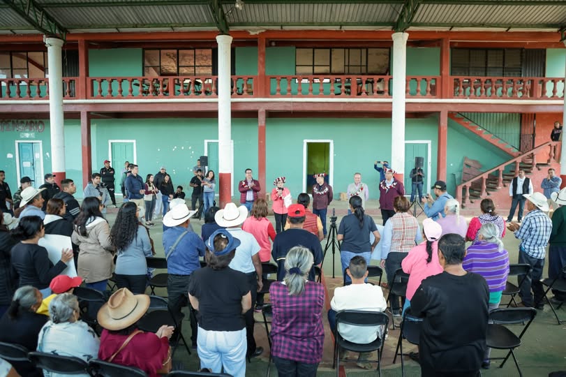 Menchaca refuerza la reconstrucción en Lolotla con obras y programas sociales