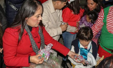 Alcaldesa de Atotonilco convive con familias de Paseos de la Pradera