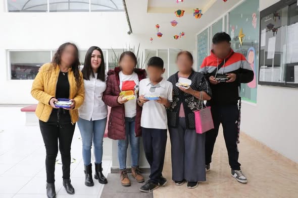 DIF Atotonilco entrega lentes gestionados a través del CRIH