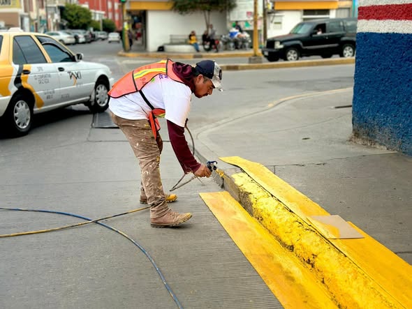 Realizan trabajos de balizamiento en el primer cuadro de Tula