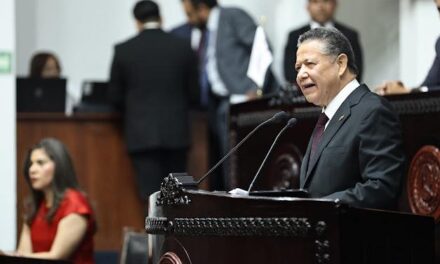 Julio Menchaca presentó iniciativas para fortalecer al servicio público