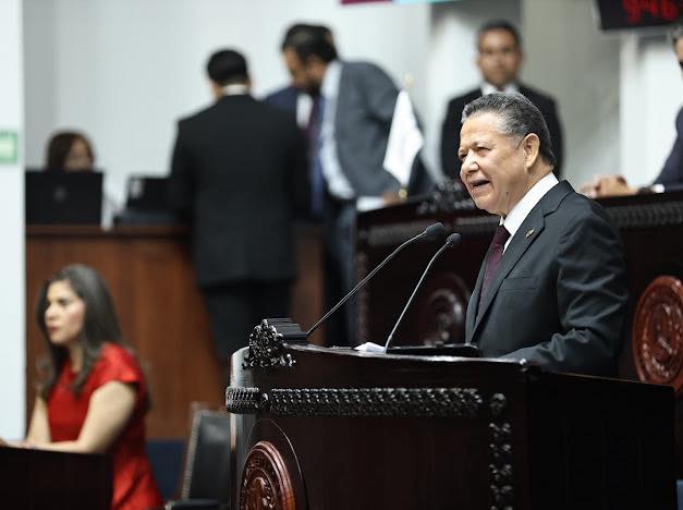 Julio Menchaca presentó iniciativas para fortalecer al servicio público