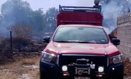 Bomberos de Atotonilco de Tula sofocan incendio de pastizales