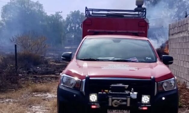 Bomberos de Atotonilco de Tula sofocan incendio de pastizales