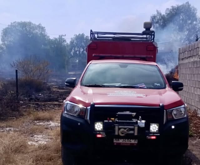 Bomberos de Atotonilco de Tula sofocan incendio de pastizales