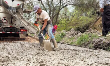 El gobierno municipal de Tepeji entregó dos ollas de concreto a la comunidad de Dos Peñas