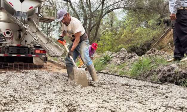 El gobierno municipal de Tepeji entregó dos ollas de concreto a la comunidad de Dos Peñas