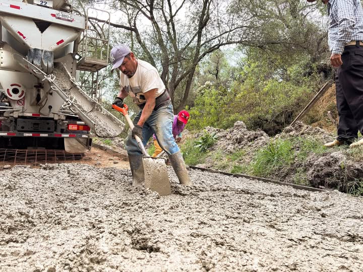 El gobierno municipal de Tepeji entregó dos ollas de concreto a la comunidad de Dos Peñas
