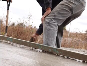Entregan dos ollas de cemento a vecinos de la calle Pedro González en Dos Peñas