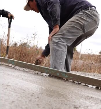 Entregan dos ollas de cemento a vecinos de la calle Pedro González en Dos Peñas