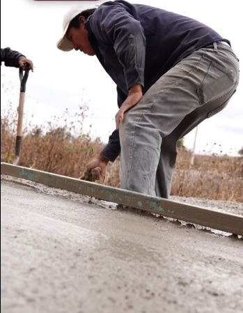 Entregan dos ollas de cemento a vecinos de la calle Pedro González en Dos Peñas