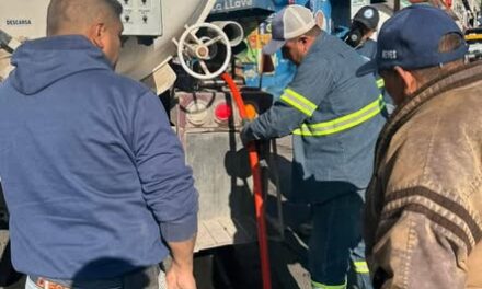 Realizan trabajos de desazolve y limpieza del drenaje sanitario en la calle República Mexicana