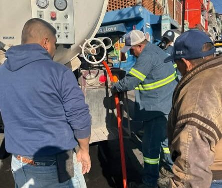 Realizan trabajos de desazolve y limpieza del drenaje sanitario en la calle República Mexicana