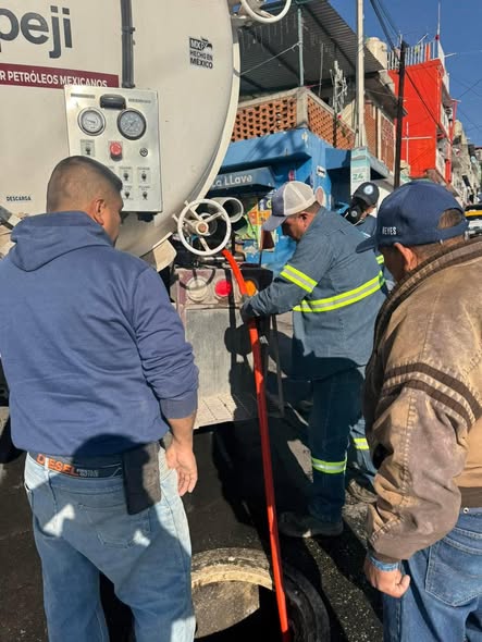 Realizan trabajos de desazolve y limpieza del drenaje sanitario en la calle República Mexicana