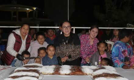 Alcaldesa de Atotonilco de Tula convive con vecinos de la localidad de Bóvedas