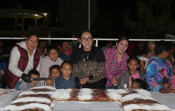 Alcaldesa de Atotonilco de Tula convive con vecinos de la localidad de Bóvedas