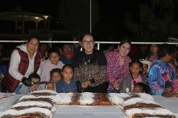 Alcaldesa de Atotonilco de Tula convive con vecinos de la localidad de Bóvedas