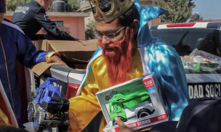 Policías de Atotonilco de Tula entregan sonrisas en el Día de Reyes