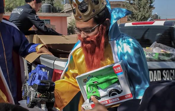 Policías de Atotonilco de Tula entregan sonrisas en el Día de Reyes