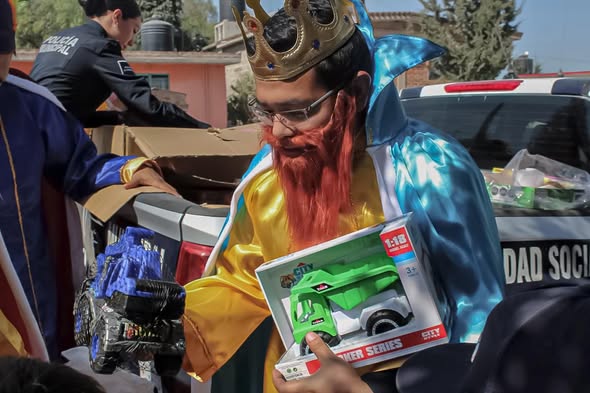 Policías de Atotonilco de Tula entregan sonrisas en el Día de Reyes