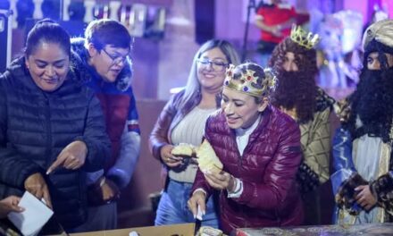 Tania Valdez encabeza tradicional partida de rosca con niñas y niños tepejanos