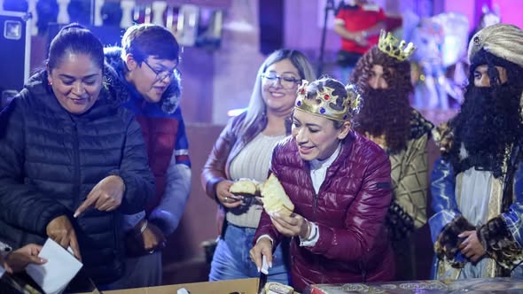 Tania Valdez encabeza tradicional partida de rosca con niñas y niños tepejanos